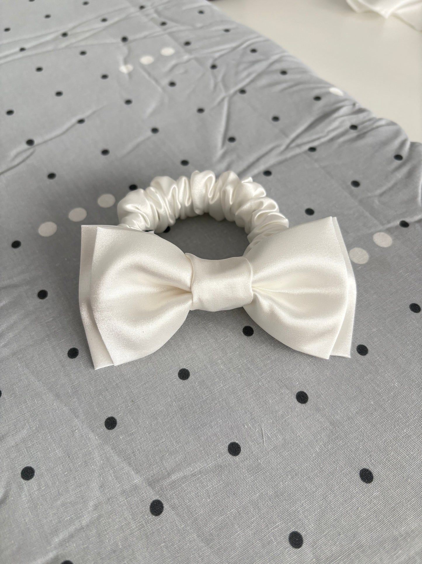 White Small Hair Bow Clip with scrunchie elastic