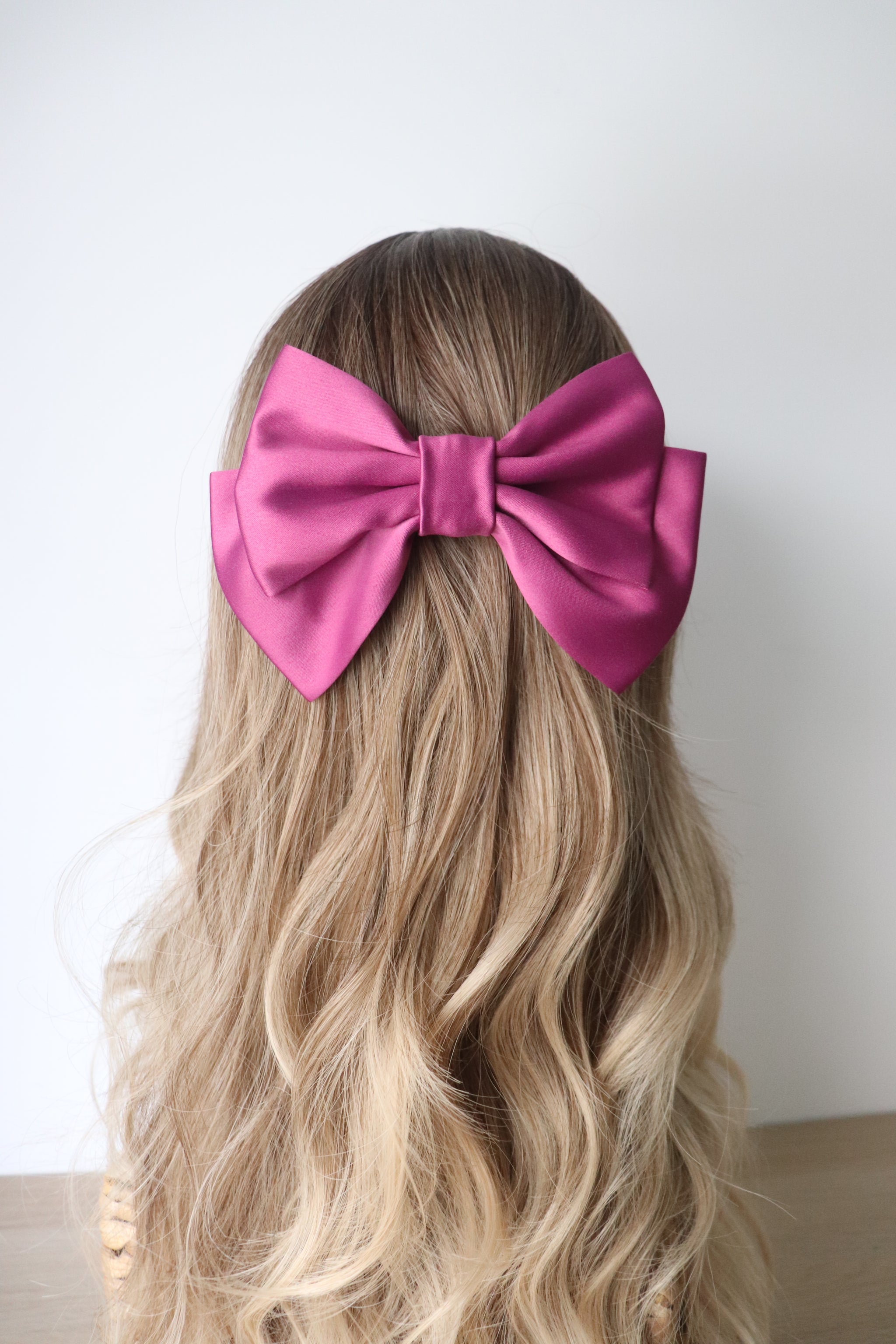 Alumea Medium Hair Bow Clip